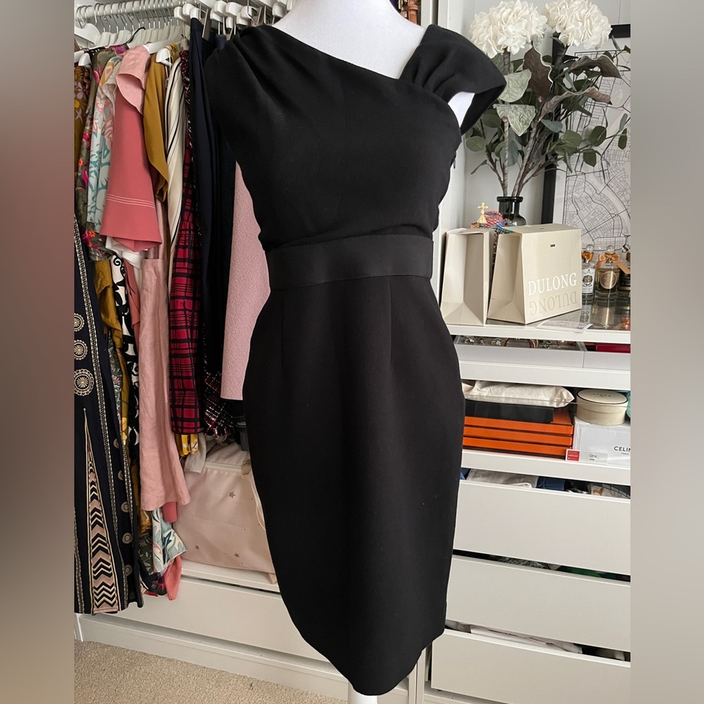 Vera Wang Elegant Asymmetry Shoulder Little Black Dress